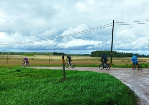 Velobraucēji brauc pa ceļu