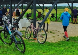 Velosipēdi novietoti pie nojumes