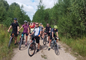 TIC organizētā velobrauciena dalībnieki Suntažu apkārtnē 