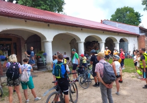 TIC organizētā velobrauciena dalībnieki Suntažu apkārtnē iepazīstas ar apskates objektiem