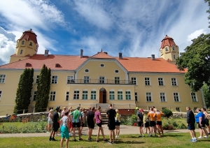 TIC organizētā velobrauciena dalībnieki pie Suntažu pils