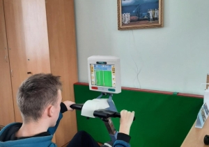 Ukrainas rehabilitācijas centrs bērniem ar īpašām vajadzībām “Atdzimšana”, jaunietis pie trenažiera 12.2023.