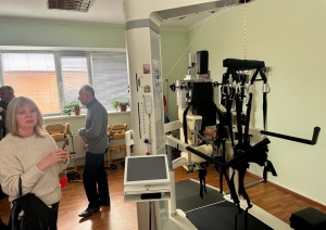 Ukrainas rehabilitācijas centrs bērniem ar īpašām vajadzībām “Atdzimšana”, Ogres novada pašvaldības pārstāvji apskata pieejamos trenažierus. 12.2023. 