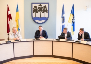 Egils Helmanis, Indulis Trapiņš un Latvijas Valsts ceļu pārstāvji sēž pie galda domes sēžu zālē