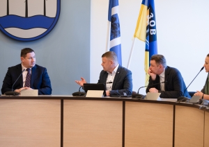 Egils Helmanis un Latvijas Valsts ceļu pārstāvji diskutē domes sēžu zālē