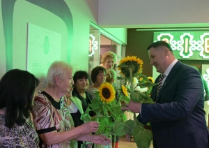 Egils Helmanis pasniedz ziedus sievietēm 23.08.2024.