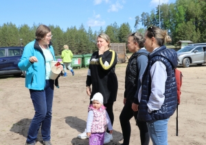 Aģentūras pārstāve Ieva Kraukle sarunājas ar ukraiņu ģimenēm