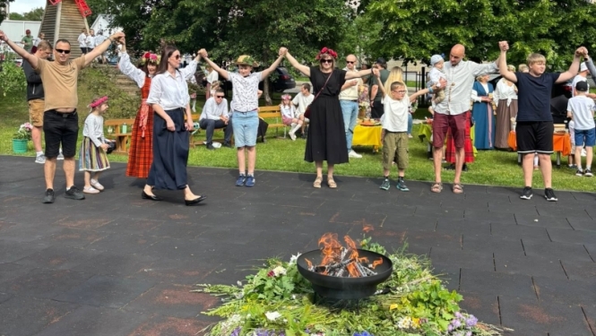 Tuvojoties vasaras saulgriežiem – pirmsskolas izglītības iestādē “Zelta Sietiņš” sadarbībā ar folkloras kopu “Josta” tika aizvadīts sirsnīgs un tradīcijām bagāts Ielīgošanas pasākums ar projektu konkursa RADI atbalstu