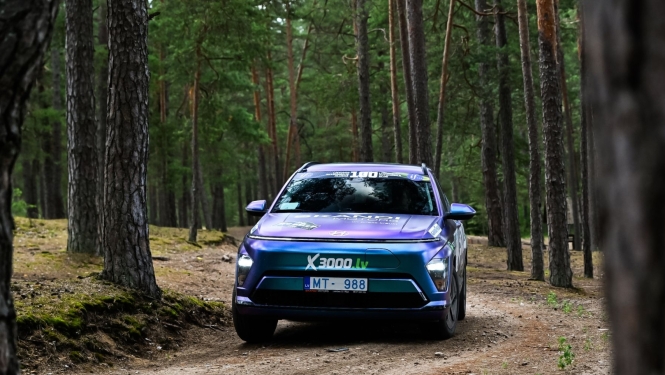 Jau šajā nedēļas nogalē, no piektdienas līdz svētdienai, notiks FIA ekorallija pasaules kausa 2026. gada sezonas sestais posms “Neste MY Renewable Charge EV Rally Latvia”
