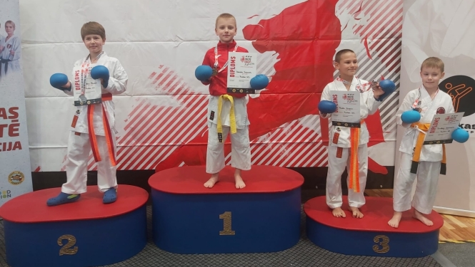 Pieci Ogres sportisti – godalgoto vietu ieguvēji rudens sporta karatē sacensībās. Deivids Ivanovs 