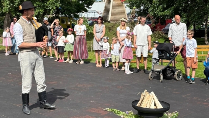 Tuvojoties vasaras saulgriežiem – pirmsskolas izglītības iestādē “Zelta Sietiņš” sadarbībā ar folkloras kopu “Josta” tika aizvadīts sirsnīgs un tradīcijām bagāts Ielīgošanas pasākums ar projektu konkursa RADI atbalstu