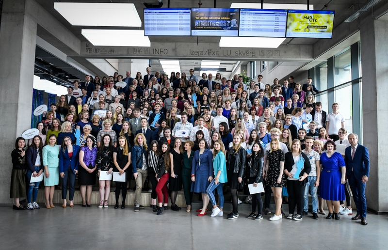 Madlienas vidusskolas skolēni piedalās Eiropas Parlamenta Vēstnieku skolas izlaidumā