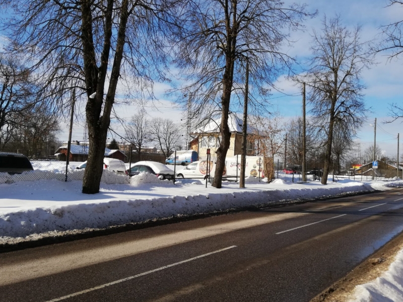 Pašvaldība plāno pārņemt savā īpašumā auto stāvlaukumu Upes prospektā