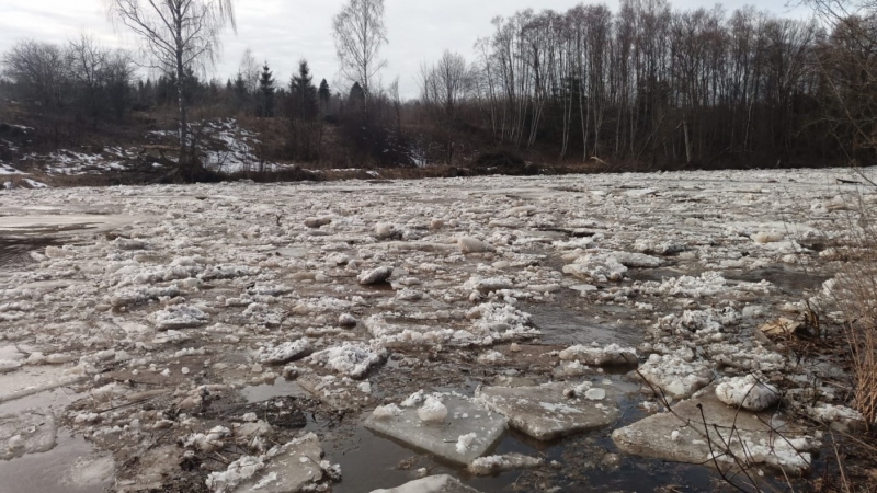 Ogres upē turpinās ledus iešana