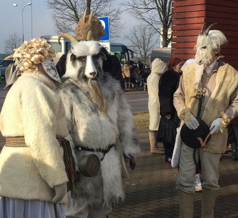 Suntažu folkloras kopa piedalās masku tradīciju festivālā