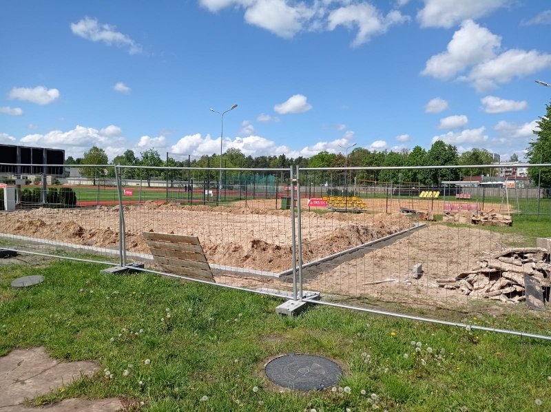Sporta centra stadionā būvē jaunu āra trenažieru zonu