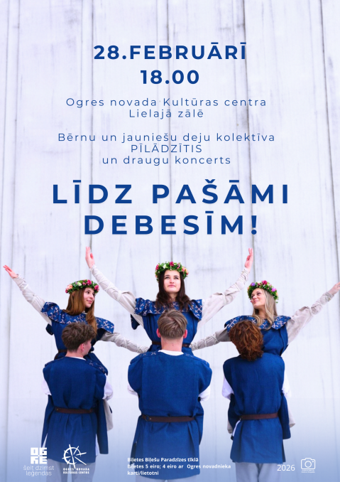 Afiša ar informāciju par pasākumu. Afišas lejasdaļā dejotāji zilos tērpos - 3 jaunieši un 3 jaunietes ar ziedu vainagiem galvās un augšup pavērstām rokām