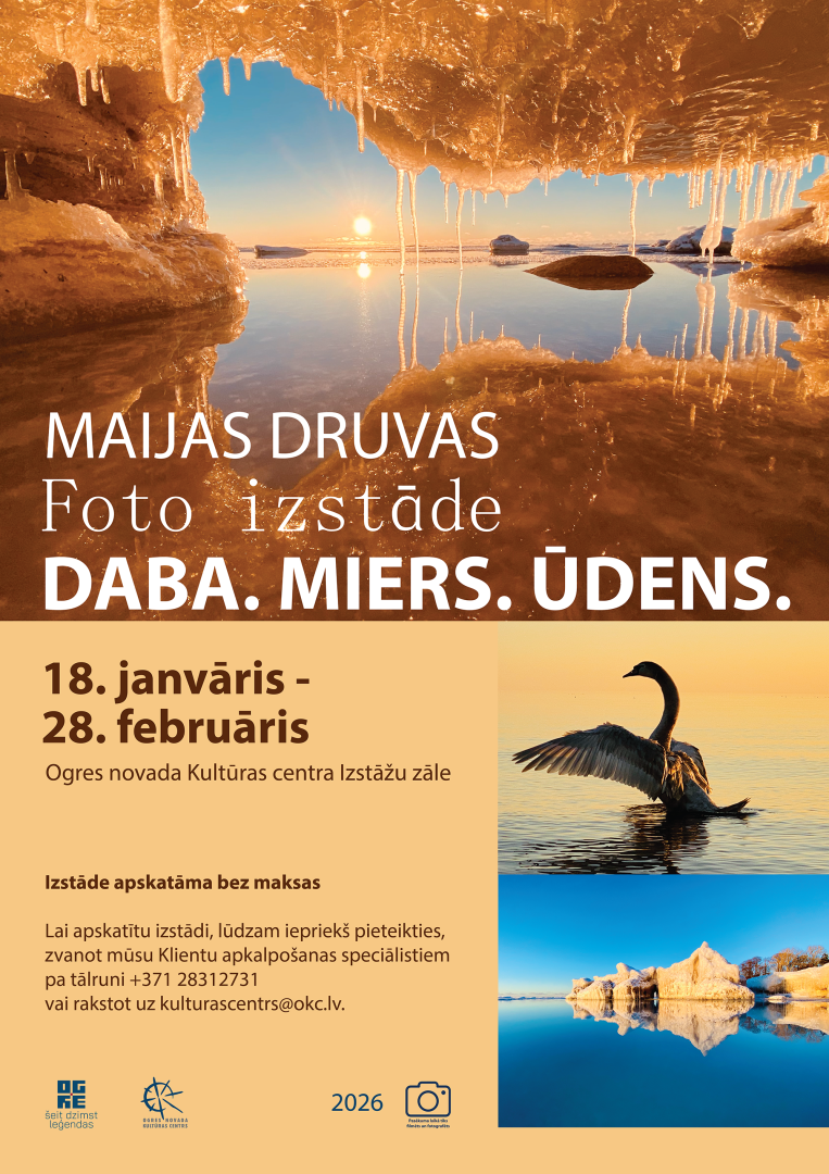 Izstādes afišā fotoattēls ar jūru, rietošu sauli, kas redzama caur izgaismotām lāstekām