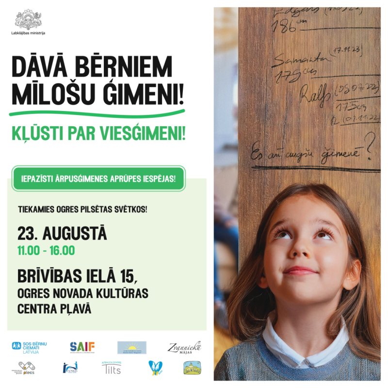 Ogrē notiks kampaņas “Dāvā bērniem mīlošu ģimeni!” pasākums topošajām uzņemošajām ģimenēm. Attēlā meitene pie sienas, kur atzīmēti ģimenē augošu bērnu augumu garumi dažādos laikos