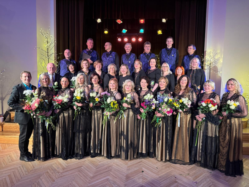 Tomes tautas nama dāmu vokālajam ansamblim 35. Attēlā kopā ar vieskolektīviem
