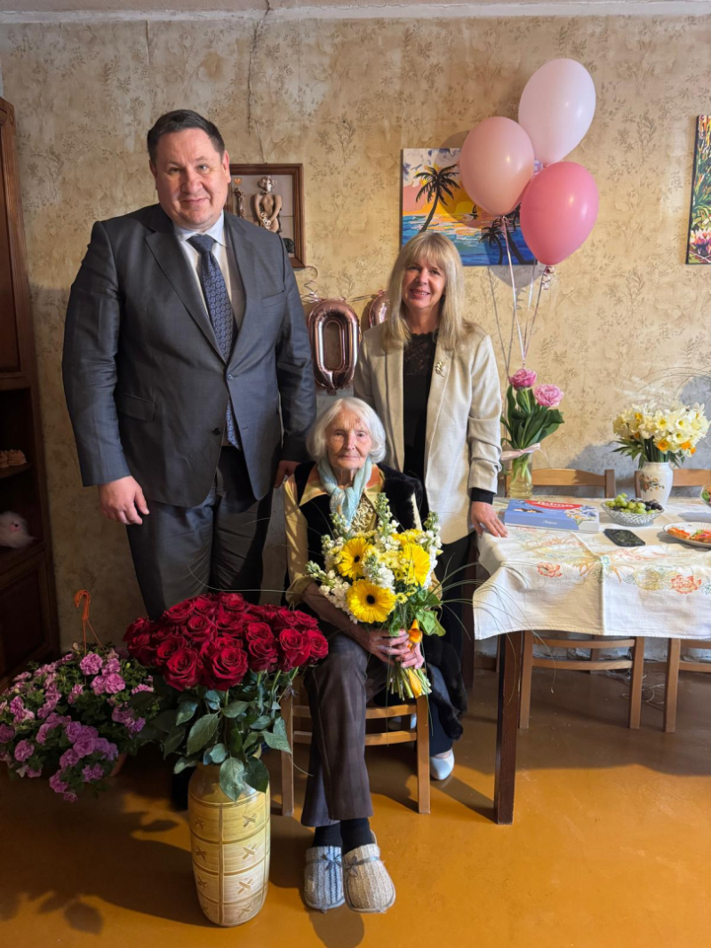 Maigai Placēnai - Ogres novada iedzīvotājai - 100. Attēlā arī Egils Helmanis un Sarmīte Ozoliņa