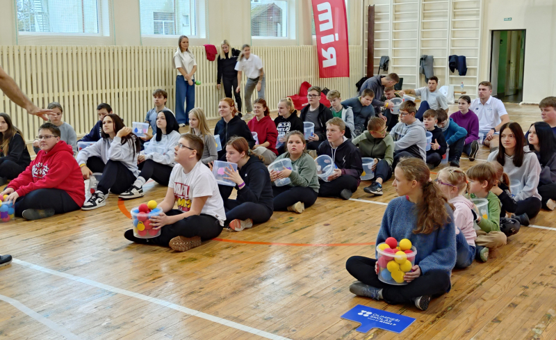 . Tikšanās ar olimpiešiem BMX riteņbraucēju Māri Štrombergu, cīņas sportisti Elmu Zeidleri, kārtslēcēju Valteru Kreišu un šķēpmetēju Patriku Gailumu tikšanās notika Taurupes pamatskolas Meņģeles filiāles sporta zālē