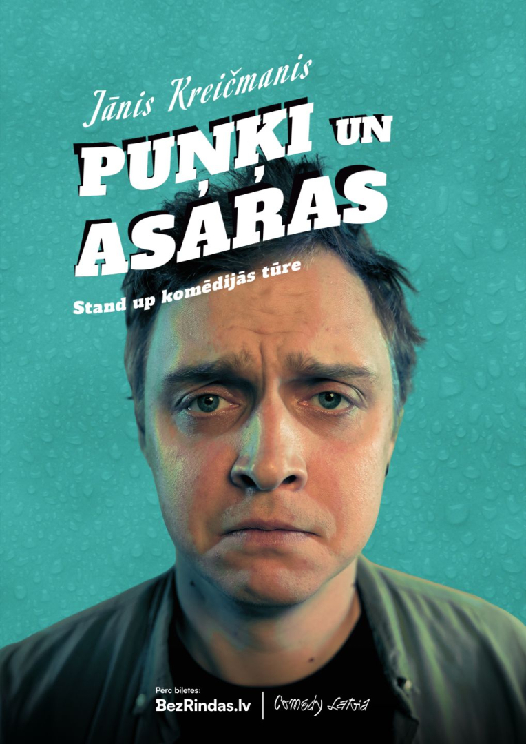 Stand up komēdija Puņķi un asaras. Attēlā aktieris Jānis Kreičmanis ar raudošu sejas izteiksmi
