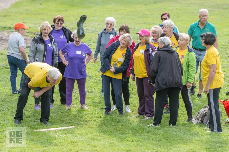 28. augustā aizvadītas Ikšķiles un Tīnūžu senioru biedrības “Saulgrieži” organizētās starppagastu senioru sporta spēles. Attēlā zābaka mešanas sacensības