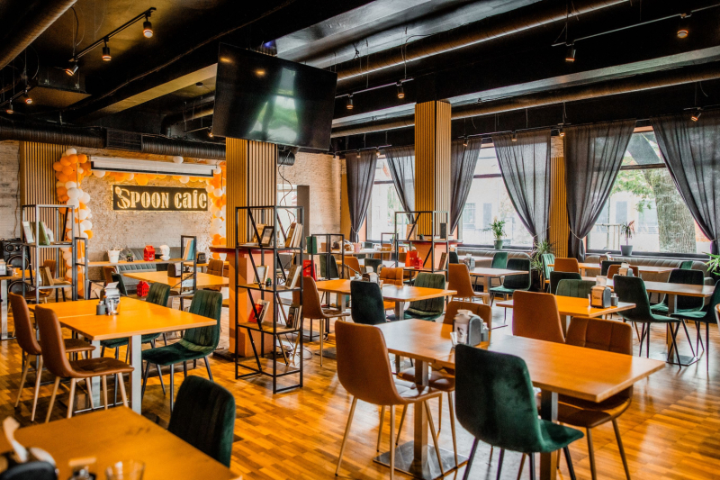 10 % atlaide ēdieniem un bezalkoholiskajiem dzērieniem kafejnīcā Spoon Cafe Ogrē. Attēlā ēdināšanas zāle