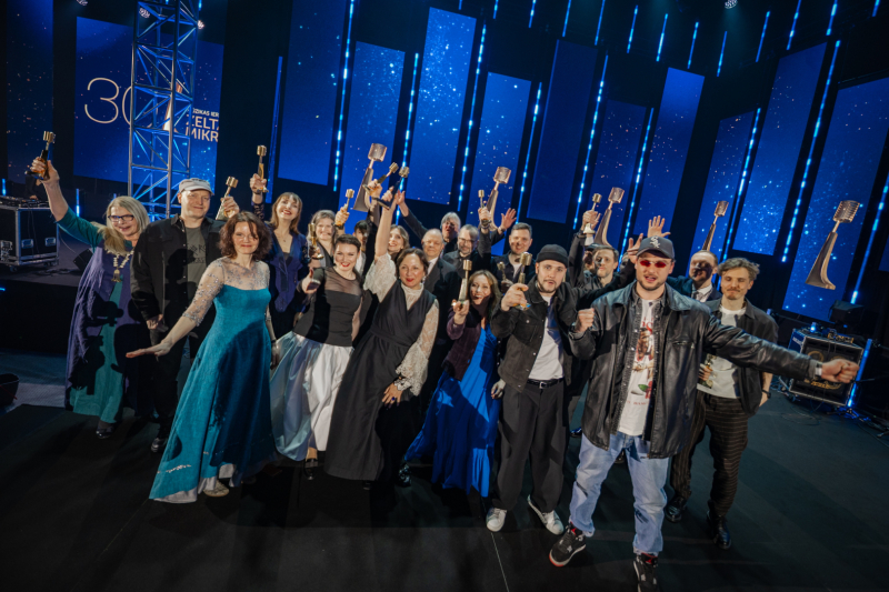 Tīnūžu tautas nama bērnu vokālais ansamblis "TĪ Mažors" iegūst balvu "Zelta Mikrofons" par labāko bērnu albumu ar nosaukumu "Man ir ģimene". Dalībnieku kopbilde