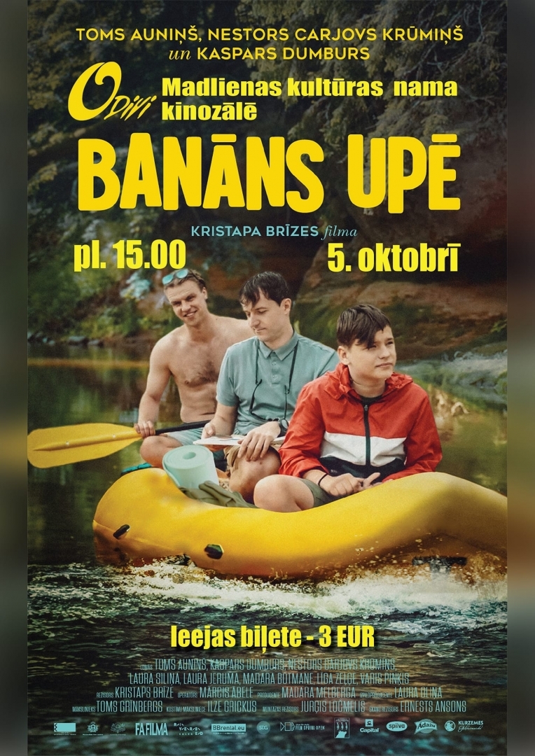 Banāns upē, divi vīrieši un viens puika sēž dzeltenā gumijas laivā