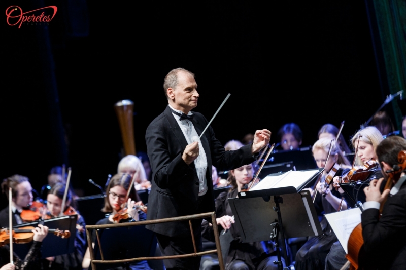 Diriģents Gregorijs Bukhalters diriģē koncertā Ogres novada Kultūras centrā