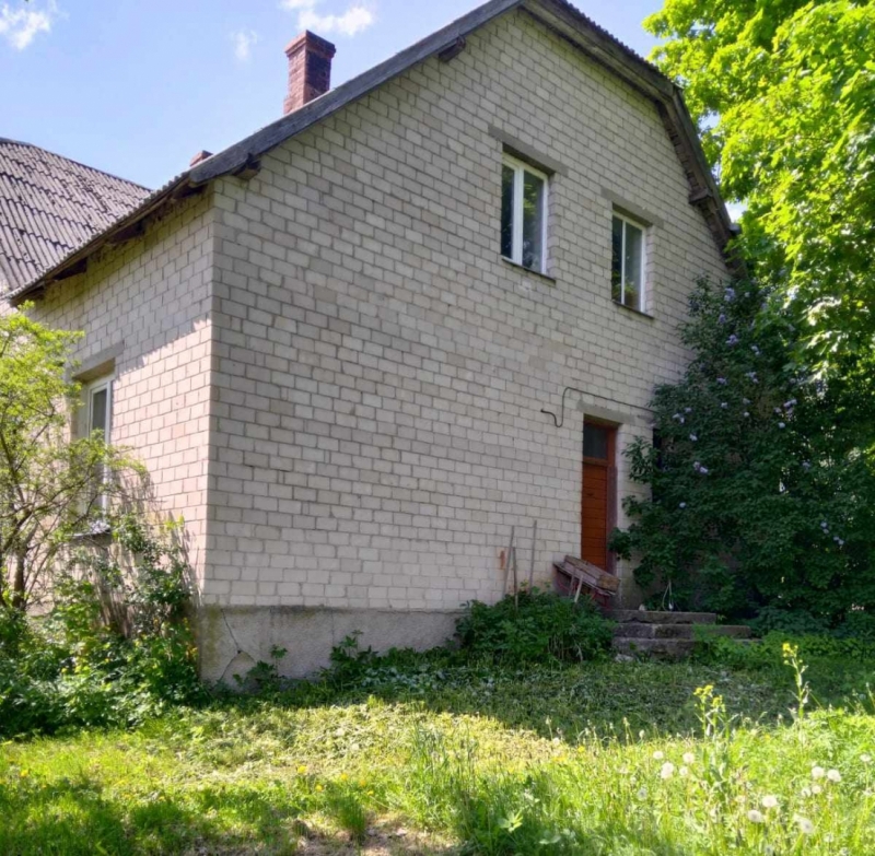 Kalnlāses 5, Suntaži divstāvu balta ēka