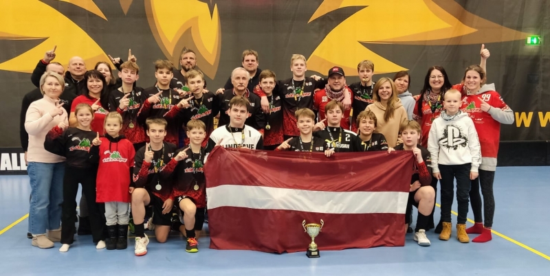 U15 "Lielvārde" florbolistu komanda  "Helsinki Floorball Cup 2024" ar čempionu kausa