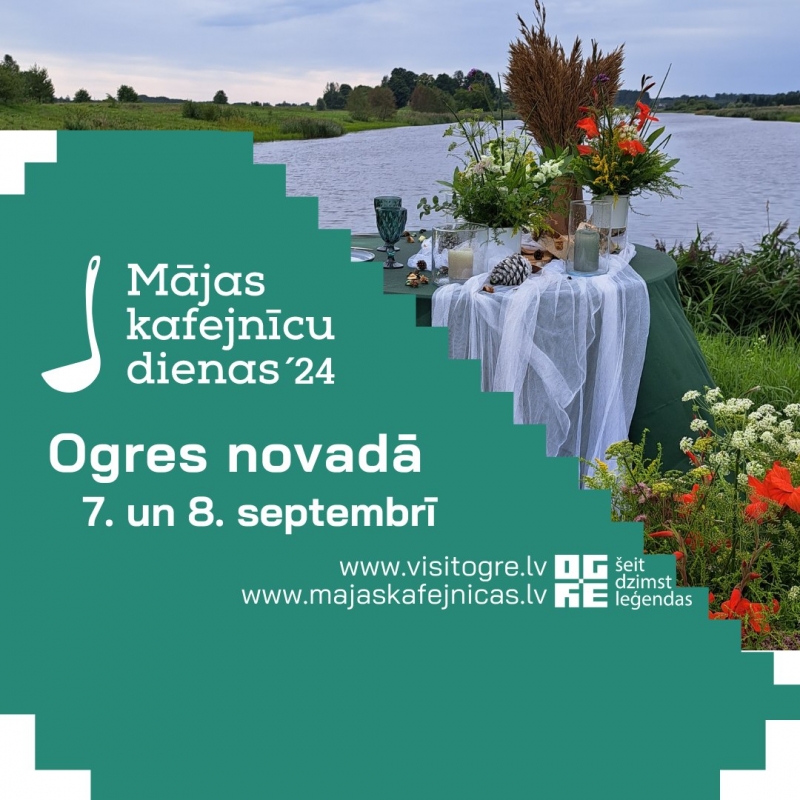 Mājas kafejnīcu dienas Ogres novadā, uz galda stāv ziedi vāzē