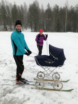 Lai atpūstos kopā un vienlaikus saudzētu trasi, arī bērnu ratiņi – uz slēpēm!