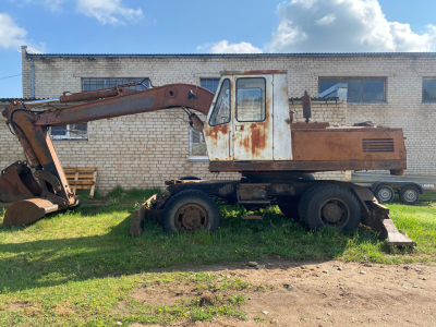 Ogres novada pašvaldības mantas novērtēšanas un izsoles komisija rīko transportlīdzekļa – ekskavatora EO 3323A ar valsts reģ. Nr. T9905LB – izsoli. Skats no sāna