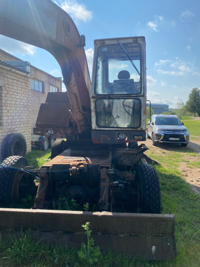 Ogres novada pašvaldības mantas novērtēšanas un izsoles komisija rīko transportlīdzekļa – ekskavatora EO 3323A ar valsts reģ. Nr. T9905LB – izsoli. Skats no priekšas.