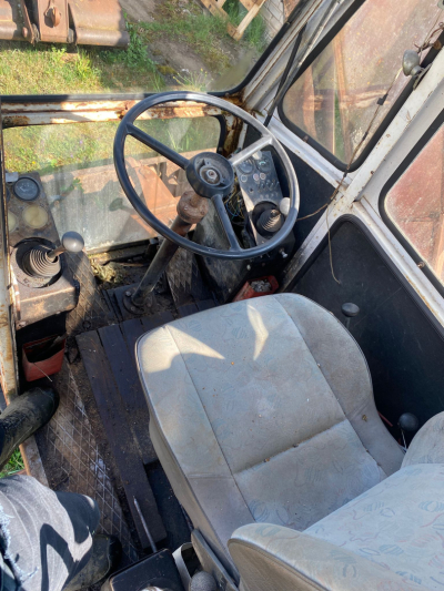 Ogres novada pašvaldības mantas novērtēšanas un izsoles komisija rīko transportlīdzekļa – ekskavatora EO 3323A ar valsts reģ. Nr. T9905LB – izsoli. Salons