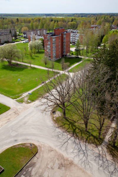 Lēdmanes dzīvojamās ēkas un ielas pavasarī no putna lidojuma