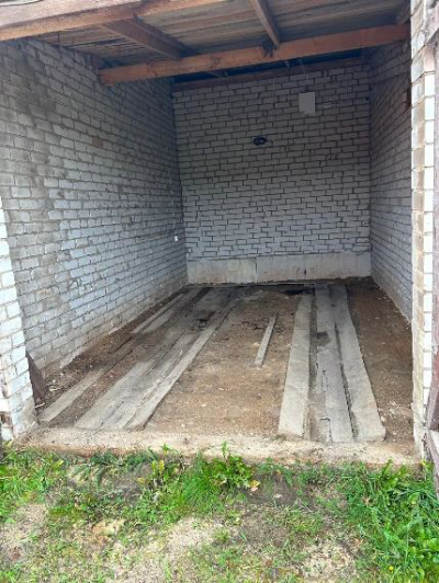 No baltiem ķieģeļiem būvētās garāžas iekšpuse