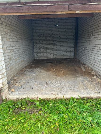 No baltiem ķieģeļiem būvētās garāžas iekšpuse