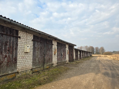 Garāžu rinda ar piebraucamo ceļu