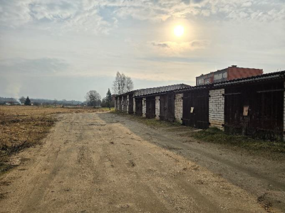 Garāžu rinda ar piebraucamo ceļu
