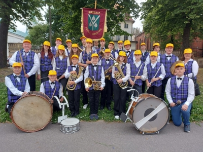 Birzgales orķestris ar mūzikas instrumentiem