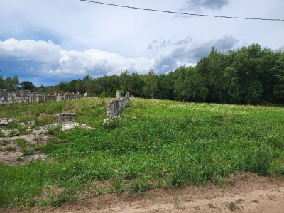 Zemes gabala attēls - pļava ar mūru paliekām