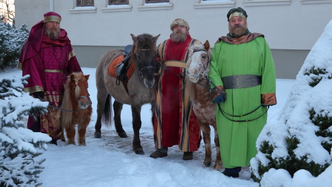 3 austrumu gudrie ar poniju pie Ogres Katoļu baznīcas