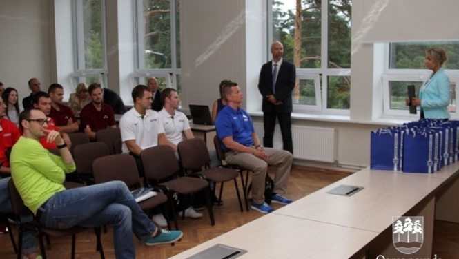 Eiropas čempionāta dalībnieki pieņemšanā Ogres novada pašvaldībā