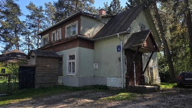 Ēkas ārpuse ar pagalmu