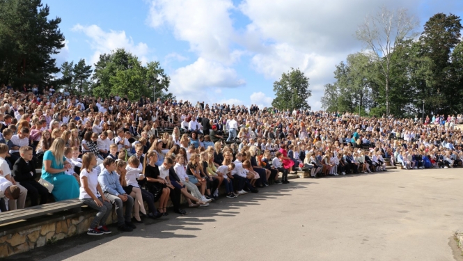 Skolēni Ikšķile estrādē